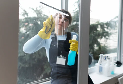 Nettoyage de vitres intérieures et extérieures à la Francheville